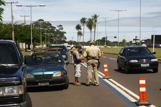 Motoristas foram surpreendidos na Avenida Duque de Caxias. (Fotos: Cleber Gellio) 