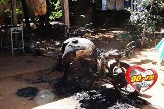 Motocicleta foi incendiada e dono tem prejuízo de R$ 4,3 mil. (Foto: Rodrigo dos Santos/90FM)