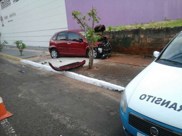 Mulher perde controle da direção de carro e bate em muro no Centro