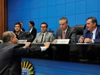 Na mesa diretora: deputados Marçal Filho (PSDB), Paulo Corrêa (PSDB), Eduardo Rocha (MDB). Em pré em frente a mesa, Coronel David (PSL), durante sessão (Foto: Assessoria/ALMS)