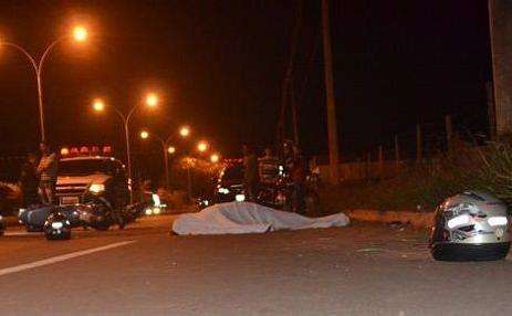 Mulher insiste em sair de moto e morre ao bater em poste na madrugada