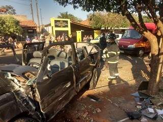 Veículo ficou completamente destruído após a batida (Foto: Ailton Pereira / Corpo de Bombeiros)