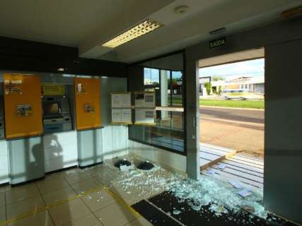Agência do Banco do Brasil tem porta de vidro quebrada de madrugada 