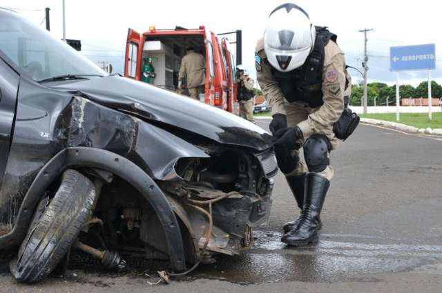 Strada bate em sem&aacute;foro e fica atravessada em via ap&oacute;s ser fechada por carro
