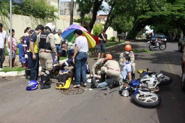 Acidente entre dois carros e moto deixa duas pessoas feridas