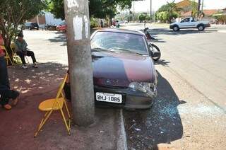 Carro colidiu em poste na Manoel da Costa. (Foto: Marcelo Calazans)