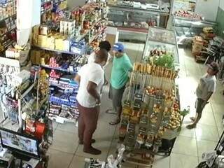 Homem abordando clientes durante o assalto. (Foto: Direto das Ruas) 