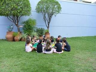 Crianças conversam sobre o atual momento do país enquanto seguram uma bandeira do Brasil (Foto: Bianca Bianchi)