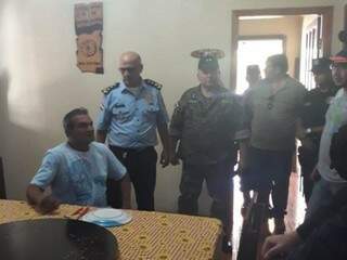 Silvino Villalva (sentado) conversa com policiais após ser resgatado em mata (Foto: ABC Color)