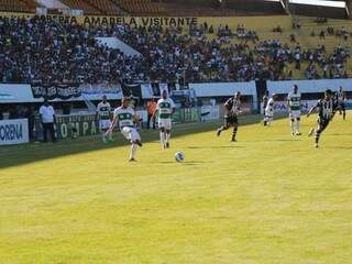 Novo e Corumbaense durante o primeiro jogo da final estadual (Foto: Alcides Neto)