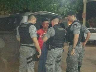 Momento em que um dos bandidos foi preso pelos policiais do Batalhão de Choque. (Foto: divulgação) 