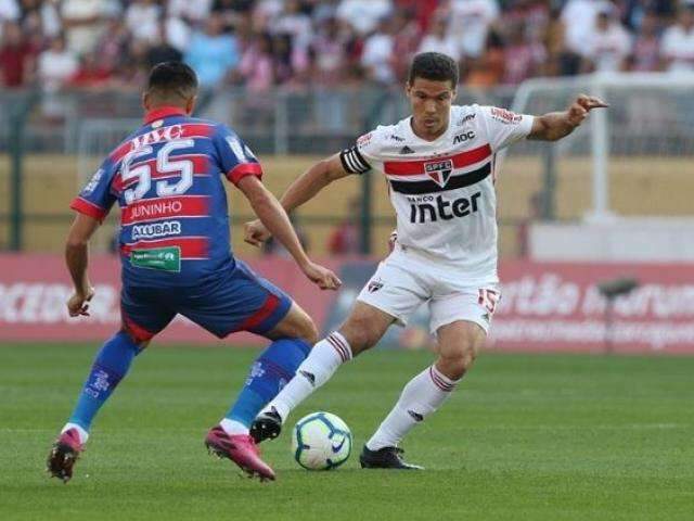 S&atilde;o Paulo faz 2 a 1 no Fortaleza e &quot;cola&quot; no G-4 do Brasileir&atilde;o 