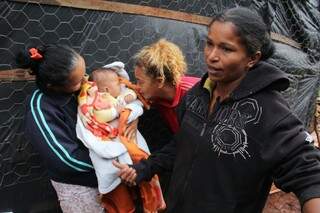 Rosana em frente ao barraco atingido, onde mora com esposo e filhos entre 2 meses e 12 anos. (Foto: Marcos Ermínio)