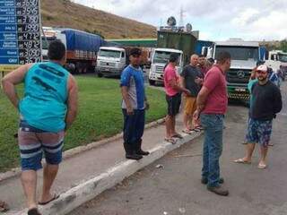 Caminhoneiros bloqueiam BR-116, em Governador Valadares, na manhã desta segunda-feira (Foto: Rede Alerta/Alex Eller)