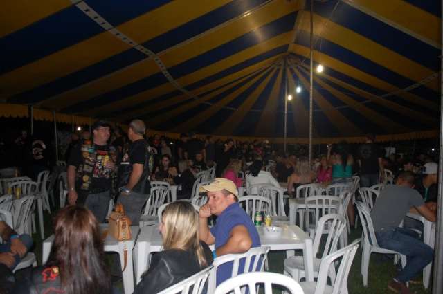 Festival com 12 bandas tem super estrutura e atrai roqueiros mesmo sob chuva