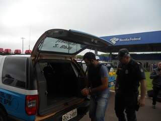 Cristiano está sendo encaminhado a delegacia da Polícia Federal em Naviraí (Foto: Divulgação)