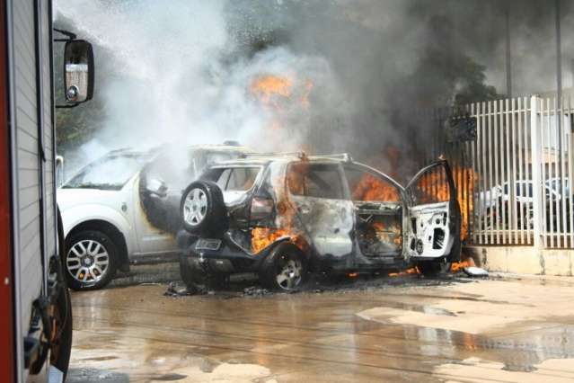 Dois carros pegam fogo e um com arma &quot;explode&quot; em frente ao IMOL