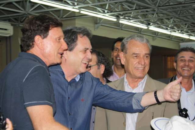 Ministro da Pesca entrega t&iacute;tulos que ir&atilde;o beneficiar pescadores e empres&aacute;rios