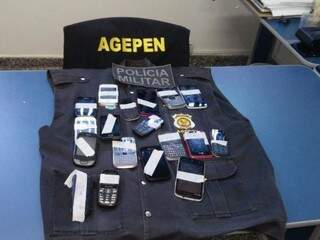 Os celulares foram encontrados no regime fechado. (Foto: Divulgação Agepen)