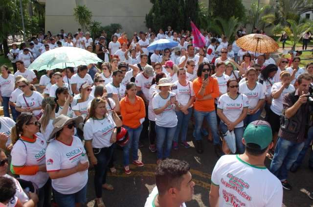 Agentes comunit&aacute;rios protestam no Pa&ccedil;o pela jornada de 6 horas