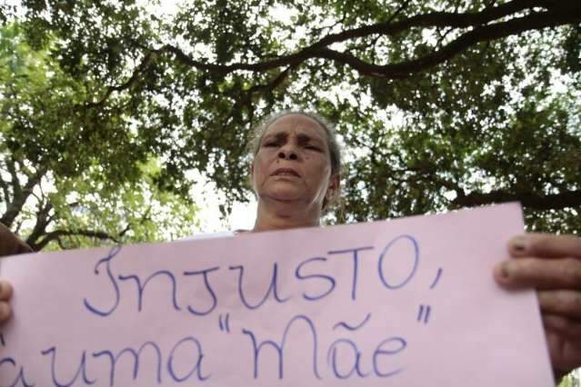 M&atilde;e diz que assassino do filho virou her&oacute;i e faz protesto na Afonso Pena