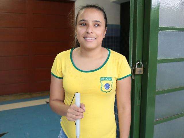 Com sonho de ser advogada, Sara se desafia a fazer o Enem em braile