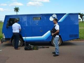 Dentro do carro-forte, foram encontradas as armas de grosso calibre (Foto: Léo Veras/Porã News)