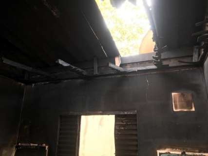Suspeito de queimar casa com homem dentro é preso ao procurar polícia