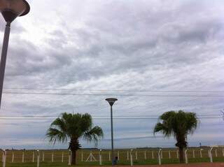 Em Campo Grande, tempo amanheceu nublado. (Foto: Fernando Dias)