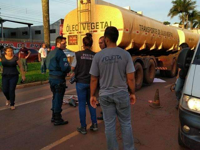 Ciclista &eacute; atingido por carreta em cruzamento movimentado e morre