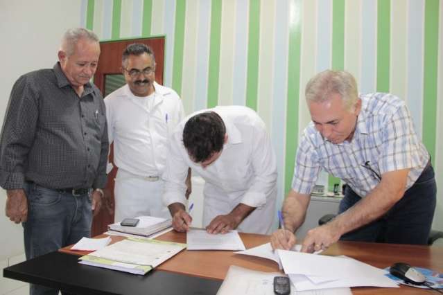 Prefeitura assina conv&ecirc;nio para inaugurar torres de celular em assentamento