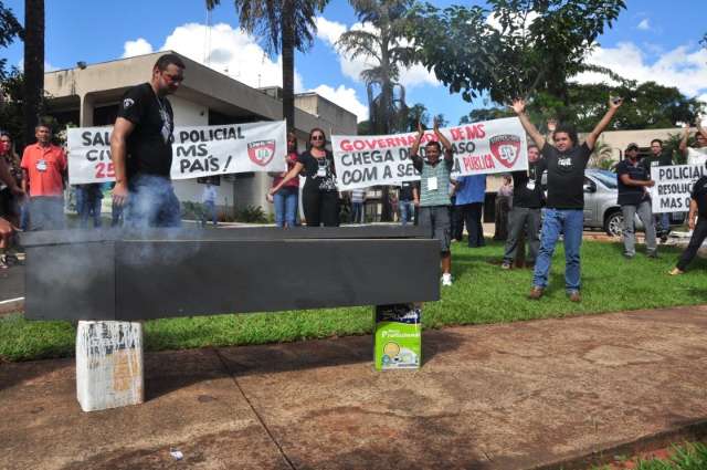 Policiais civis fazem manifesta&ccedil;&atilde;o em frente &agrave; Governadoria por 25% de reajuste