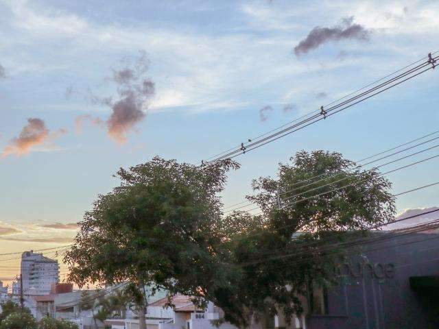 Dia amanhece com c&eacute;u entre nuvens e previs&atilde;o &eacute; de muito calor com chuva 