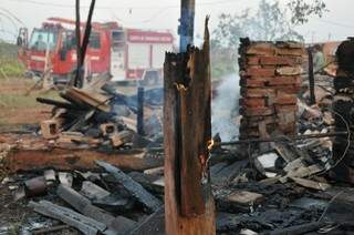 Incêndio destruiu casa, móveis, documentos e roupas do casal. (Foto: Marcelo Calazans)