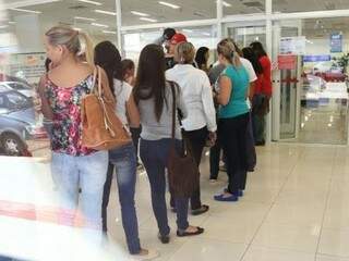 No Bradesco, clientes formaram fila para esperar pela abertura da agência. (Foto: Marcos Ermínio)