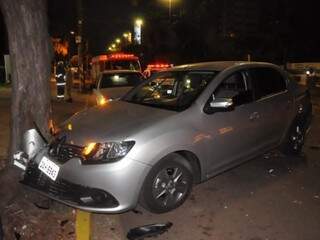 Carro foi atingido e posteriormente acertou árvore na avenida Afonso Pena (Foto: Paulo Francis)