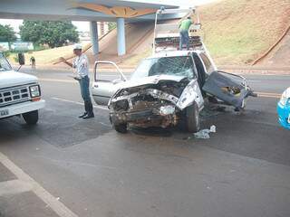 Carro ficou destruído devido ao acidente. (Foto: Simão Nogueira)