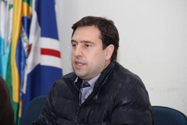 Prefeito admite conversa com mulher bonita, mas nega desvio de recursos