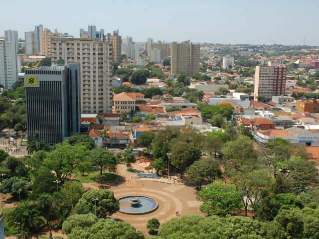  Candidatos resumem planos de governo oficiais a lista de metas