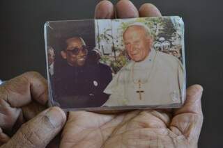 Ele guarda na carteira o retrato do encontro com papa João Paulo II em Campo Grande. 