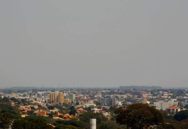 Dia amanhece com c&eacute;u aberto e previs&atilde;o &eacute; de tempo parcialmente nublado 