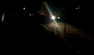 À noite, só é possível enxergar com o auxílio do farol do veículo. (Foto: Direto das ruas)