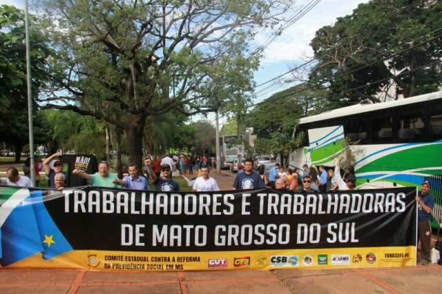 Com &quot;Fora Temer&quot; na bagagem, 2 mil sindicalistas de MS viajam ao DF