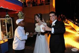 Juliana, o esposo e Baiano, o pipoqueiro contratado para dar um toque especial ao fim da cerimônia religiosa.