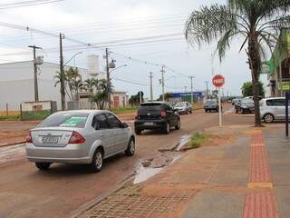 Carros na Zulmira Borba, que agora tem placa de pare. (Foto: Marina Pacheco).