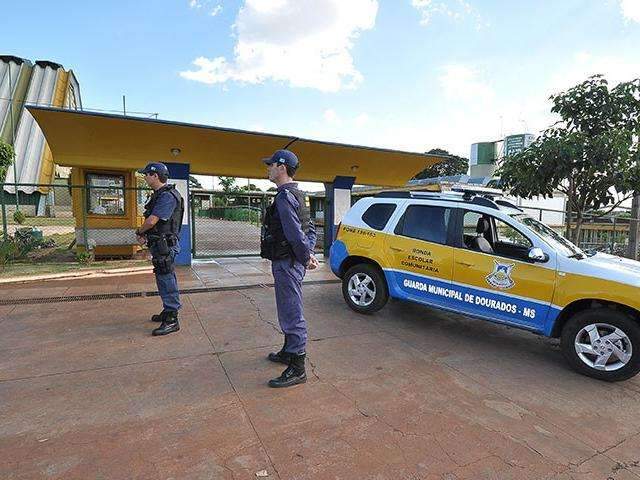 Crian&ccedil;as s&atilde;o encontradas b&ecirc;badas e comerciante &eacute; preso em flagrante