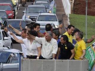 Com apoiadores, candidato do PSDB reforça intenção de manter &quot;trabalho responsável&quot; pelo Estado. (Foto: Divulgação)