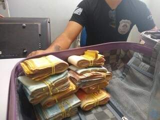 Dinheiro encontrado em residência de Rio Verde. (Foto: Divulgação/Polícia Civil) 