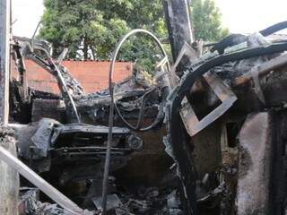 Alvos de ataques, ônibus particular e coletivo, foram totalmente destruído pelo fogo. (Foto: Marcos Ermínio) 