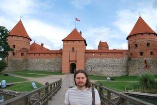 Castelo medieval no interior da Lituânia, que foi remodelado para receber os turistas.